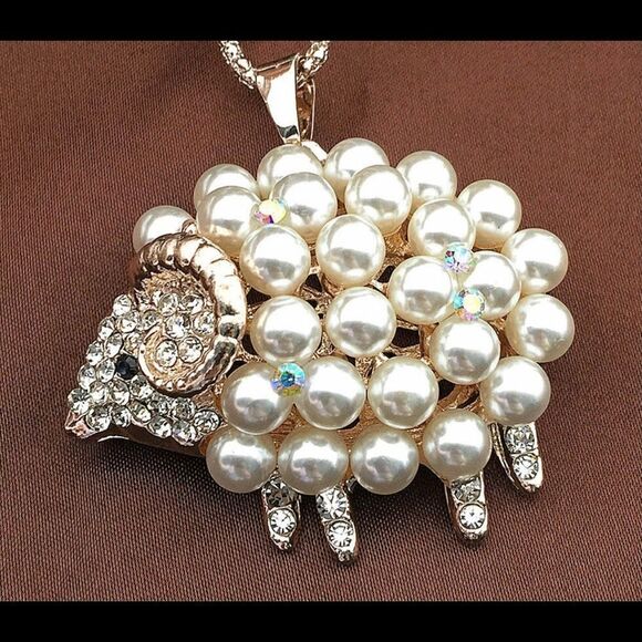 🐑 Betsey Johnson sparkling crystal & faux pearl sheep pendant necklace 🐑 - Picture 1 of 3